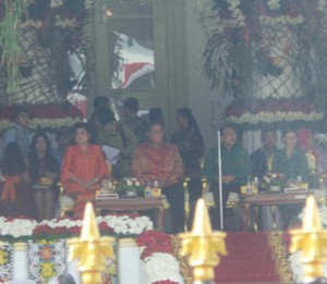 Saksikan Pawai Budaya, SBY Tebar Senyum dan Ibu Ani Asyik Memotret