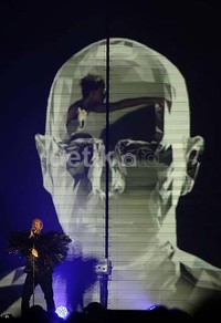 Pet Shop Boys tampil dengan lighting minimalis dengan nuansa dark
