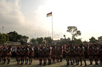 JKT48 berpose di bawa bendera merah putih. Noel/DetikHot