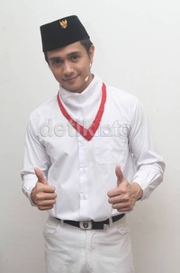 Ajun Prawira berbusana layaknya komandan upacara kemerdekaan. Gusmun/DetikHot     