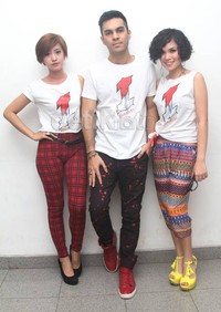 Meski kaos mereka seragam, personel Tangga tetap memiliki gaya berbusana masing-masing. Gusmun/DetikHot