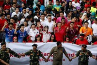 Dalam kirab itu, mereka berjalan kaki bersama Menpora Roy Suryo, Ketua Umum PBSI Gita Wirjawan, serta atlet bulutangkis pelatnas Cipayung, yang bersamaan dengan dengan kegiatan Car Free Day di jalan protokol MH. Thamrin, Jakarta.