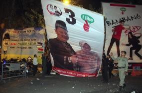 Baliho Bergambar Risma dan Wisnu Sakti Acungkan Jempol Dicopoti