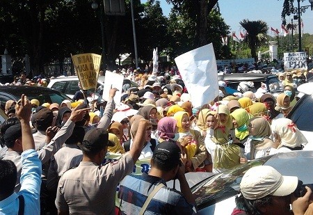 Ribuan Bidan Beraksi di Depan Istana