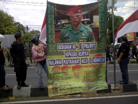 Berkalung Janur Kuning, Massa Pendukung Kopassus Blokir Jalan
