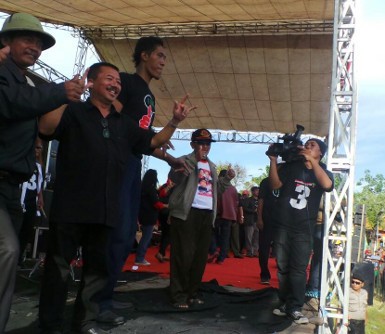 Manusia Raksasa Juga Dukung Pasangan Bambang-Said