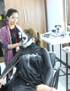 Pengalaman Darwyn Tse, Tiga Jam Untuk Make Up Korban Perang 