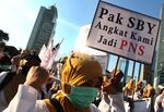 Bidan Tuntut Diangkat Jadi PNS
