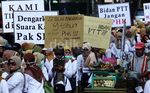 Bidan Tuntut Diangkat Jadi PNS