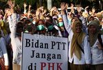 Bidan Tuntut Diangkat Jadi PNS