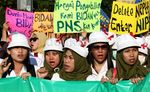 Bidan Tuntut Diangkat Jadi PNS