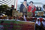 Bidan Tuntut Diangkat Jadi PNS