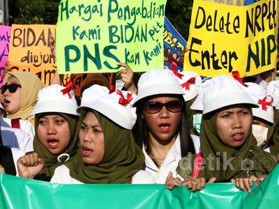 Bidan Tuntut Diangkat Jadi PNS