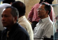 Dada langsung duduk di lobi KPK sebelum menjalani pemeriksaan. Lamhot Aritonang/detikFoto.