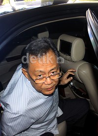 Dada saat tiba di gedung KPK. Walikota Bandung itu menjadi tersangka dalam pengembangan penyidikan kasus penyuapan terhadap hakim Setyabudi, wakil ketua PN Bandung yang tertangkap oleh KPK. Lamhot Aritonang/detikFoto.