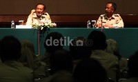 Sekjen Kemenhut Hadi Daryanto dan Kepala Biro Umum Djati Witjaksono Hadi saat Rapat Koordinasi di Kantor Kementrian Kehutanan, Jakarta.