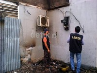 Tim labfor memeliksa kelistrikan di salah satu ruangan.