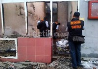      Tim labfor melakukan olah TKP di salah satu ruangan yang terbakar.