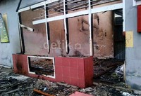 Puing-puing sisa kebakaran belum dibersihkan.