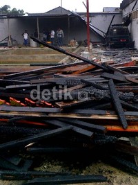 Puing-puing sisa kebakaran masih berserakan di lantai LP.