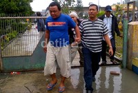 Salah satu napi (kaos biru) menyerahkan diri.