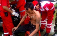 PMI memberikan pengobatan kepada napi yang menderita luka bakar.