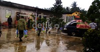 TNI membawa kantung plastik berisi nasi untuk para napi.