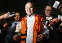 Dada keluar dari kantor KPK di Jl Rasuna Said Jaksel, Senin (19/8/2013), pukul 16.56 WIB. Lamhot Aritonang/detikFoto.