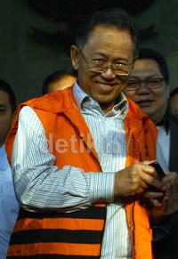 Dada yang dikawal pengawal tahanan dan mengenakan baju tahanan KPK warna oranye ini ditahan di rutan Cipinang. Lamhot Aritonang/detikFoto.