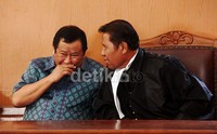 Susno berbincang dengan kuasa hukumnya disela-sela sidang PK.