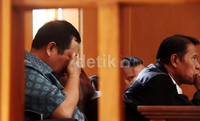 Susno beberapa kali menyeka keringanya.