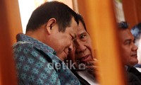 Susno berbincang dengan kuasa hukumnya. Dalam persidangan ini, jaksa penuntut umum, Donald menolak memori PK yang diajukan Susno.