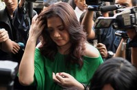 Lia melapor ditemani kuasa hukumnya. Noel/detikHot.