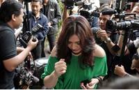 Bintang sinetron 'Si Doel' itu dikelilingi para pewarta. Noel/detikHot.