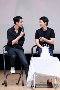 Aktor Jo In Sung yang pernah memerankan film 'A Frozen Flower' bersama dengan Joong Ki memberikan kejutan dengan datang ke acara tersebut. (Blossom Entertainment)