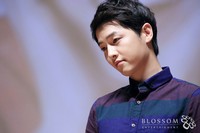 Acara jumpa fans yang dihadiri oleh 1.400 penggemar itu diakhiri Joong Ki dengan menyalami tangan semua fans yang hadir hari itu. (Blossom Entertainment)