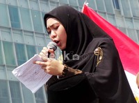 Aku merindukan Mesir yang dulu di mana orang-orang berlomba-lomba beribadah. Di sudut kota mereka baca Al-Quran. Aku nggak bisa membayangkan keadaan Mesir sekarang, tambah Oki lagi.