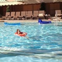 Taeyeon menyempatkan diri untuk berenang di tengah teriknya matahari Las Vegas. (Instagram)