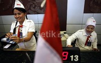 Seluruh teller dan jajaran petinggi Bank BRI di KCK Sudirman, Gedung BRI 2 itu menggunakan tematikan Hari Kemerdekaan RI ke-68 tahun.