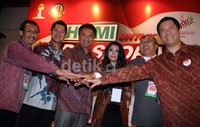 Usai acara, mereka pun bersalaman komando menyatukan visi dan misi sebagai bentuk upaya membangun Indonesia yang lebih baik.