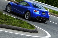 Kinerja mobil juga ditingkatkan dengan penggunaan rem brembo, pelek aluminium berukuran 18 inci dan spoiler khas STI. (dok Subaru).