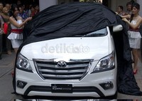 Model membuka selubung New Innova. Di bagian eksterior, New Kijang Innova hadir dengan desain yang lebih advance, prestigious, dan kesan emotional yang lebih tegas, melalui desain yang lebih berani dan gagah.
