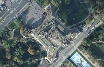 Pemandangan menara Eiffel yang menjadi landmark kota Paris ketika dilihat dari atas. (kredit foto: google)