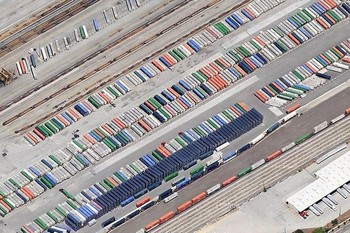Deretan truk kontainer berbaris rapi di wilayah Los Angeles. (kredit foto: google)
