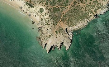 Pantai berbatu karang di Portugal. (kredit foro: google)