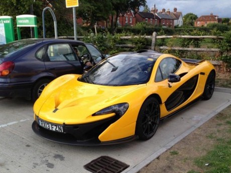 Prototipe McLaren P1 Nongkrong di Pom Bensin