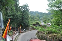 Air terjun Lembah Anai terletak di Kabupaten Tanah Datar, antara Padang Panjang dan Bukittinggi. Lokasinya di pinggir jalan dan menarik perhatian semua pengguna jalan. Airnya yang tidak terlalu dingin, menggoda anak-anak untuk mandi di genangan bawah air terjun Lembah Anai (Fayyas/detikTravel)