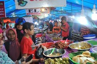 Pasa Pabukoan Payakumbuh adalah pasar dadakan setiap bulan Ramadan. Ada banyak makanan khas Minang yaitu rendang, gulai pakih, gulai daun ubi, gulai toco, dan banyak lainnya. Tradisi tahunan ini akan menjadi event yang ditunggu-tunggu oleh masyarakat Minangkabau khususnya di Kota Payakumbuh (Fayyas/detikTravel)
