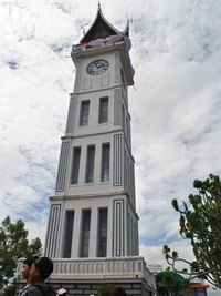 Jam Gadang terletak di dekat Pasar Ateh, Bukittingi. Banyak lokasi yang sangat bagus untuk mendapatkan angle foto Jam Gadang dengan warna langitnya yang biru. Jam Gadang sangat ramai wisatawan (Fayyas/detikTravel)