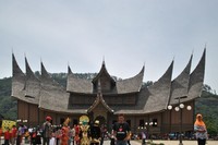Istano Baso Pagaruyung di Kota Batusangkar, Kabupaten Tanah Datar adalah ikonnya Sumatera Barat selain Jam Gadang. Istana ini merupakan replika karena pernah terbakar hingga 3 kali. Banyak tukang foto menawarkan jasa pada wisatawan (Fayyas/detikTravel)